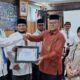 Kepala Kanwil Kemenag Aceh, H Azhari, M.Si, didampingi Dekan FDK UIN Ar Raniry Banda Aceh, Prof Dr Kusmawati Hatta, M.Pd, menyerahkan piagam penghargaan ke peserta terbaik disela-sela Penutupan SPMHU Mandiri Angkatan III Tahun 2024 di Banda Aceh, Minggu (12/5). Waspada/H. Muhammad Ishak