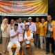 Sekretaris DPC Partai Gerindra Padangsidimpuan, Ashari Harapap (kiri depan) foto bersama Ketua DPC Partai Hanura Padangsidimpuan, H. Marataman Siregar, SH usai mendaftarkan Rusidy Nasution sebagai Balon Wali Kota Padangsidimpuan di Partai Hanura, Jumat (17/5).Waspada/ist.