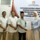 Ketua KPU Tapsel, Zulhajji Siregar (4 kiri) bersama Komisioner KPU Tapsel Yassir Husein Pardede (3 kiri) dan Khoirum Sholih Harahap (2 kiri) menerima dokumen syarat dukungan Bapaslon Dolly Pasaribu- Ahmad Buchori yang diserahkan Nur Hikma Tambunan (2 kanan), Minggu (12/5).Waspada/Ist.