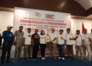 RISMAWATI Simarmata menerima formulir pendaftaran dari Tim Penjaringan Partai Gerindra Samosir. Waspada/Valen