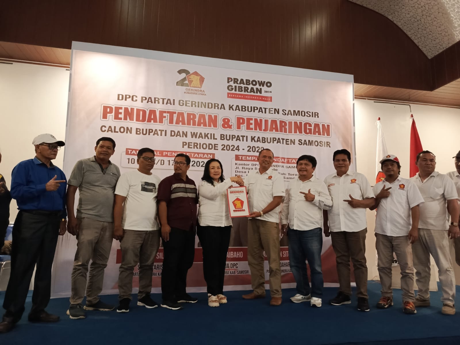 RISMAWATI Simarmata menerima formulir pendaftaran dari Tim Penjaringan Partai Gerindra Samosir. Waspada/Valen