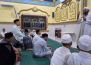 Syech Muhammad Yasin Attari Qadiri, menyampaikan tausiah dalam Safari Dakwahnya di Masjid Baitul Muttaqin Idi Cut, Darul Aman, Aceh Timur, Jumat (17/5). Waspada/H. Muhammad Ishak