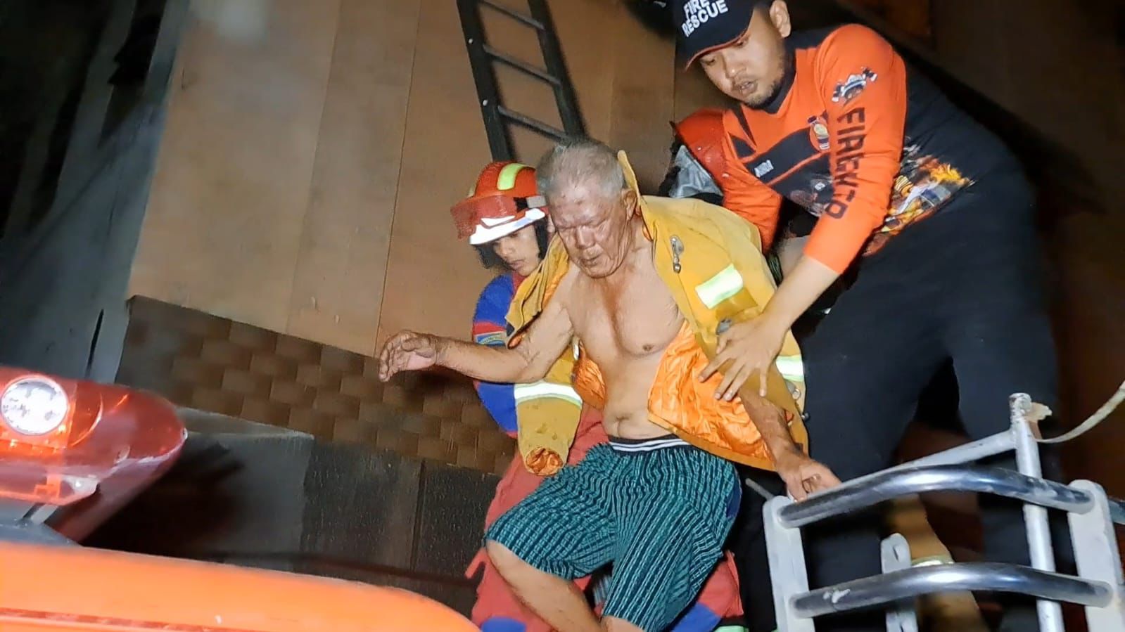 Kakek yang berhasil diselamatkan petugas Damkar dari dalam Hotel bahagia yang terbakar, Sabtu(18/5) dinihari. Waspada/Ist