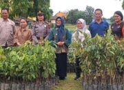 Wali Kota Susanti Dewayani (enam kanan) pose bersama sebelum penanaman bibit pohon bersama USAID IUWASH dengan tema "Water for Peace" dalam rangka Hari Air Dunia ke-32 dan Forum Air Dunia ke-10 di waduk Perumda Tirtauli Pematangsiantar, Jl. Parapat, Km 5,5, Kel. Tong Marimbun, Kec. Siantar Marimbun, Sabtu (18/5).(Waspada-Ist).
