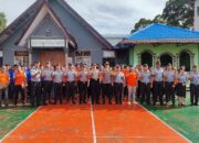 Kapolres Taput, AKBP Ernis Sitinjak foto bersama Kepala Rutan Tarutung Ismet Sitorus dan seluruh pejabat strukturalnya usai Upacara Bendera Kesadaran Berbangsa dan Bernegara di Lapangan Rutan tersebut, Senin (13/5). Waspada/ist