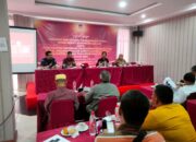 Divisi Teknis Penyelenggaraan Pemilu KPU Asahan Pangulu Siregar, didampingi komisioner lainnya, saat sosialisasi Tahapan dan Jadwal Pilkada Asahan. Waspada/Sapriadi