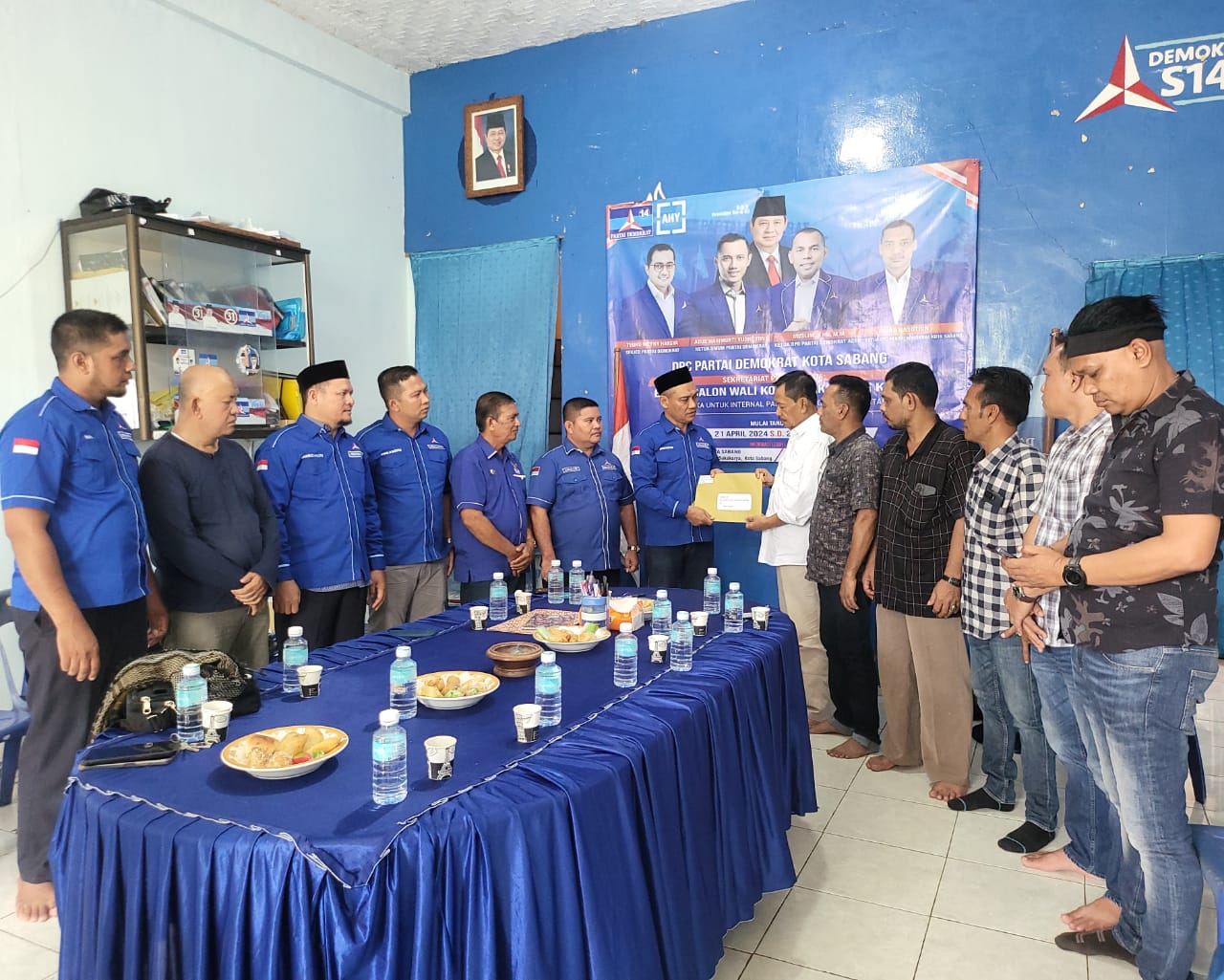 Tampak dalam gambar, Drs. Suraji Junus mewakili mewakili Bacalon Walikota Sabang menyerahkan dokumen pendaftaran ke Kantor DPC PD Sabang. (Waspada/T. Zakaria Al Bahri).