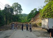 TUMUPUKAN material longsor di badan jalan pasca kejadian, Selasa (30/4) malam. (Waspada/Ist)