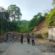 TUMUPUKAN material longsor di badan jalan pasca kejadian, Selasa (30/4) malam. (Waspada/Ist)