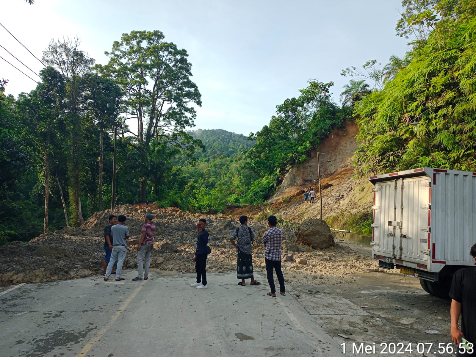 TUMUPUKAN material longsor di badan jalan pasca kejadian, Selasa (30/4) malam. (Waspada/Ist)