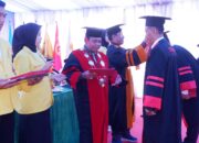 Rektor UNA Prof.Dr.Tri Harsono. M.Si, saat melaksanakan prosesi wisuda ke-32 mahasiswa UNA. Waspada/Bustami CP