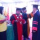 Rektor UNA Prof.Dr.Tri Harsono. M.Si, saat melaksanakan prosesi wisuda ke-32 mahasiswa UNA. Waspada/Bustami CP