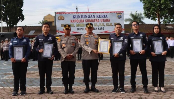 Kapolres Tanah Karo Berikan Reward Kepada Personel Sihumas
