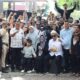 Wali Kota Pematangsiantar Susanti Dewayani (dua kanan duduk depan) pose bersama Tim RKI Docs dan lainnya saat kick off shooting film semi dokumenter "Siantar Hotel Berdarah" di Siantar Hotel, Jl. WR. Supratman, Minggu (19/5).(Waspada-Ist).