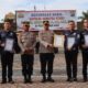 KAPOLRES T.K AKBP Wahyudi Rahman didampingi Wakalpolres dan personil Sihumas diabadikan usai penyerahan reward dilapangan Apel Polres T.K. Wasapada/Micky Maliki.