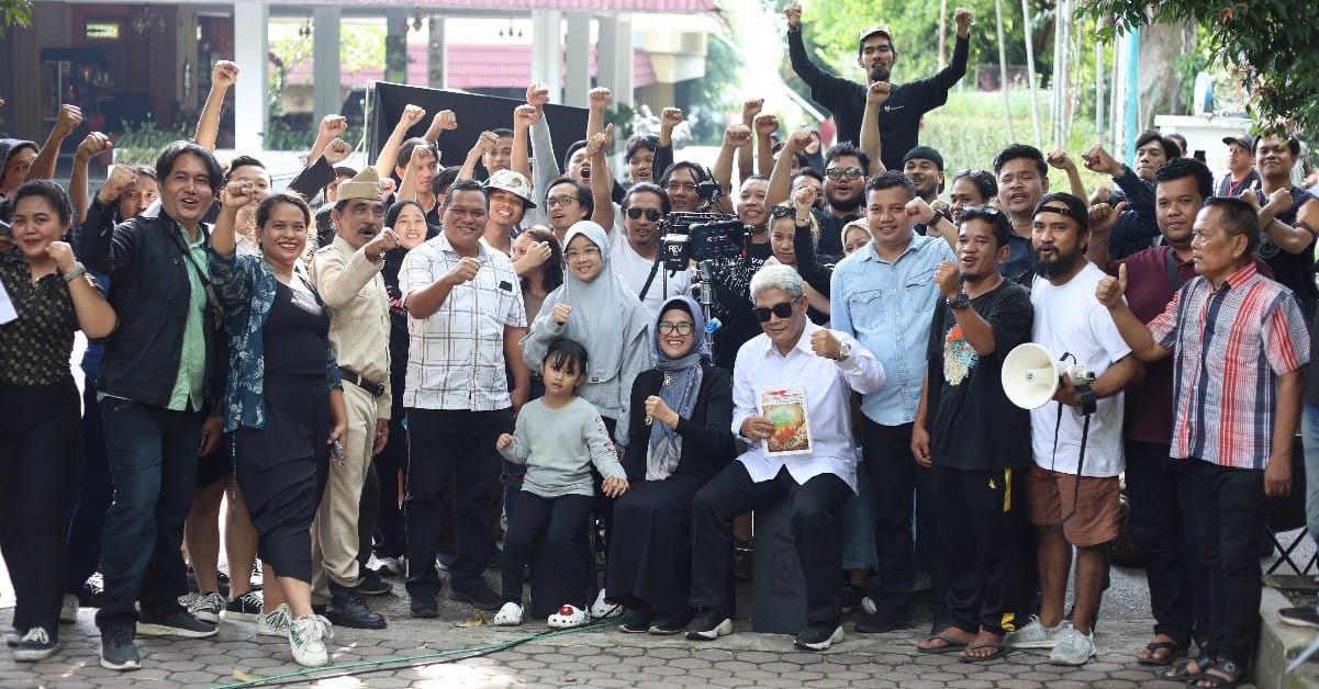 Wali Kota Pematangsiantar Susanti Dewayani (dua kanan duduk depan) pose bersama Tim RKI Docs dan lainnya saat kick off shooting film semi dokumenter "Siantar Hotel Berdarah" di Siantar Hotel, Jl. WR. Supratman, Minggu (19/5).(Waspada-Ist).