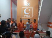 Balon Bupati Salman Alfarisi ST, saat menerima rekomendasi dari pengurus DPW PNA Abdya. Foto direkam Sabtu malam (18/5) lalu.Waspada/Syafrizal