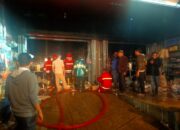 Petugas Damkar dibantu warga berupaya memadamkan api di Ruko yang terbakar di simpang Muara Silangit , Desa Pariksabungan, Kecamatan Siborongborong, Taput, Sabtu ( 18/5) sekira pukul 20.15 WIB. Waspada/ist