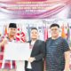 Ketua Divisi Teknis Muhammad Alfadhal, M.Si didampingi Ketua KIP Langsa Ridwan, ST saat menerima dokumen syarat dukungan bakal Paslon perseorangan untuk maju Pilkada 2024. Waspada/Munawar