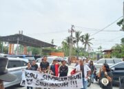 Aksi mahasiswa di Hotel Sing A Song Kamis (16/5) sambil membentangkan spanduk bertuliskan " KPU Simalungun Selingkuh".(Waspada/ist)