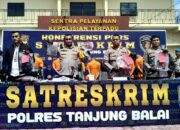 Kapolres Tanjungbalai AKBP Yon Edi Winara SH SIK MH didampingi Wakapolres Kompol Rudy Candra SH MM, dan Kasat Reskrim, AKP Teuku Rivanda Ikhsan STK SIK MA konferensi pers ungkap jaringan curanmor. Waspada/Rasudin Sihotang