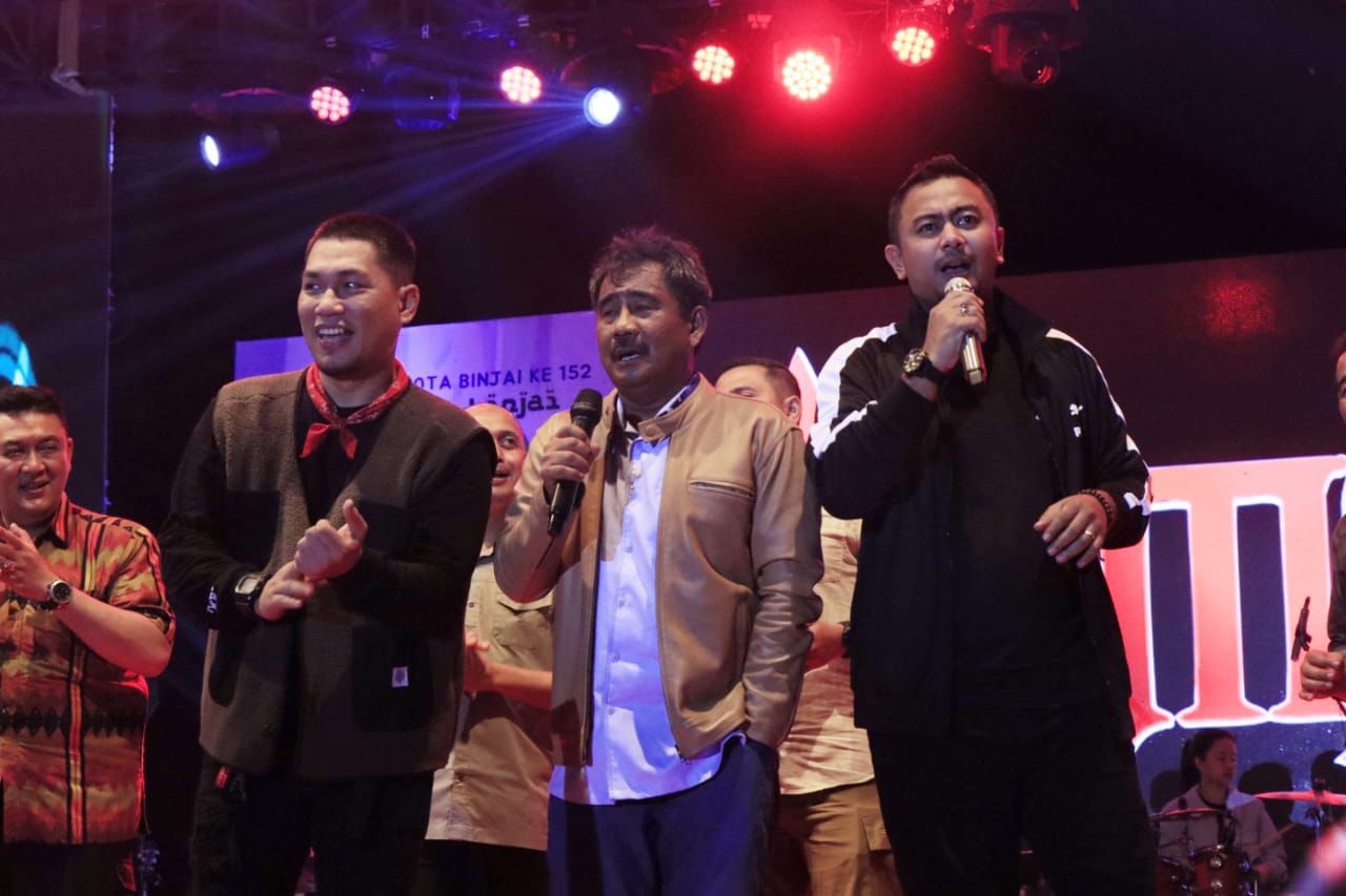 Wali Kota bersama Wakil Wali Kota Binjai bernyayi didampingi personel Armada Band. (Waspada Ist)