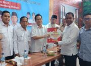 Darma Wijaya mengembalikan formulir yang langsung diterima ketua DPC Partai Gerindra Budi Sumalim. Waspada/Darmawan