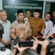 Ketua DPC PKB Sergai Safaruddin bersama Darma Wijaya dan Adlin Tambunan saat di wawancarai wartawan di kantor DPC PKB Desa Firdaus, Kec. Seirampah, Sergai. Waspada/Darmawan.