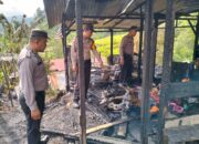 Dua rumah semi permanen di Desa Sibalanga, Kecamatan Adian Koting, Taput ludes dilalap api, Minggu, (19/5) sekira pukul 00.15 dini hari. Waspada/ist