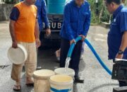 Direktur Utama PDAM Tirta Mountala Kabupaten Aceh Besar Sulaiman sedang menyuplai air bersih kepada warga Gampong Mon Ikeun Kecamatan Lhoknga, Aceh Besar, Senin (13/5). (Waspada/Ist)