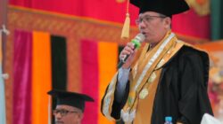Rektor IAIN Lhokseumawe, Prof. Dr. Danial, M.Ag, Selasa (14/5) pagi di Gedung Serba Guna dalam orasi ilmiahnya, mengingatkan 420 wisudawan untuk mengingat kembali perjuangan dan pengorban orang tua dalam membiaya pendidikan mereka selama ini. Waspada/Ist