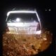 Terlihat dalam gambar, 1 mobil Toyota Innova Nopol D 1735 XGU yang terjebak dan tertimbun material tanah longsor. Waspada/Ist