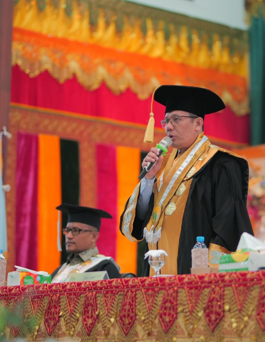Rektor IAIN Lhokseumawe, Prof. Dr. Danial, M.Ag, Selasa (14/5) pagi di Gedung Serba Guna dalam orasi ilmiahnya, mengingatkan 420 wisudawan untuk mengingat kembali perjuangan dan pengorban orang tua dalam membiaya pendidikan mereka selama ini. Waspada/Ist