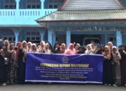 Dosen FKIP UM Tapsel bersama mahasiswa yang memberikan edukasi kepada kader Nasyistul Aisyiah Padangsidimpuan Selatam untuk jaga kesehatan mental foto bersama di depan gedung kampus FKIP UM Tapsel. Waspada/ist.