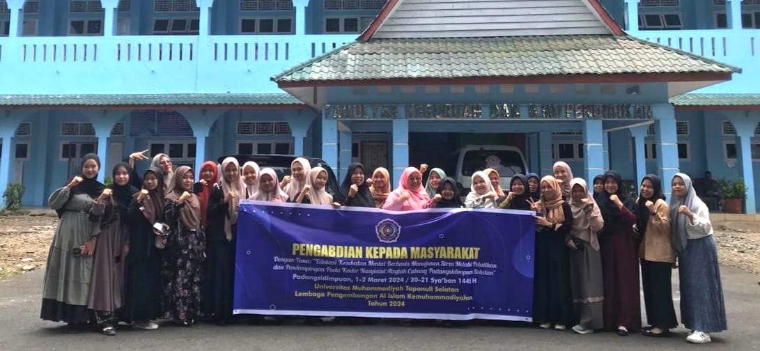 Dosen FKIP UM Tapsel bersama mahasiswa yang memberikan edukasi kepada kader Nasyistul Aisyiah Padangsidimpuan Selatam untuk jaga kesehatan mental foto bersama di depan gedung kampus FKIP UM Tapsel. Waspada/ist.