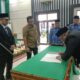 Sekda Yusrizal saat melakukan penanda tanganan SK nya yang disaksikan Pj Bupati Syakir. Waspada/Seh Muhammad Amin