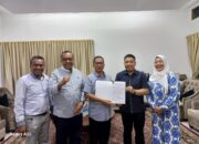 DPP PAN Yandri Susanto (tengah) foto bersama dengan Balon Wali Kota Binjai T. Rizki Ali Syahbana (dua dari kanan) serta pengurus DPD PAN Binjai saat memberikan rekomendasi dukungan maju Pilkada Binjai, di Jakarta, Senin (13/5/2024) malam. (Waspada/ist)