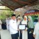 Kakan Kemenag Palas, H. Abdul Manan MA menyerahkan sertifikat penghargaan kepada Santriwati penghafal Al-Qur'an lulusan Ponpes Ja'fariyah di desa Hutaibus Kecamatan Barumun, Senin (20/5) (Waspada/Muhammad Satio)