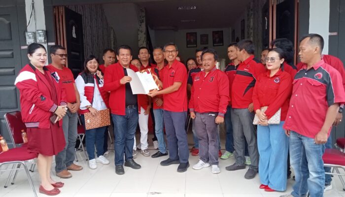 Mangatas Silaen Dan Sarma Hutaju Resmi Mendaftar Calon Bupati Dan Wakil Bupati Toba Ke DPC PDIP