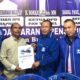 Tim Pilkada DPD PAN Tapsel, Harry Siregar (2 kanan) saat menerima berkas pendaftaran Ahmad Fauzan Daulay, di Sopo PAN Tapsel, Jl AR Hakim, Padangsidimpuan, Rabu (1/5). Waspada/ist.