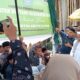 Abu Paya Pasi melakukan peusijuk (tepung tawar) Dayah Bustanu Madinatid Din di Gampong Blang Kecamatan Muara Dua, Lhokseumawe, Selasa (14/5). Waspada/ist