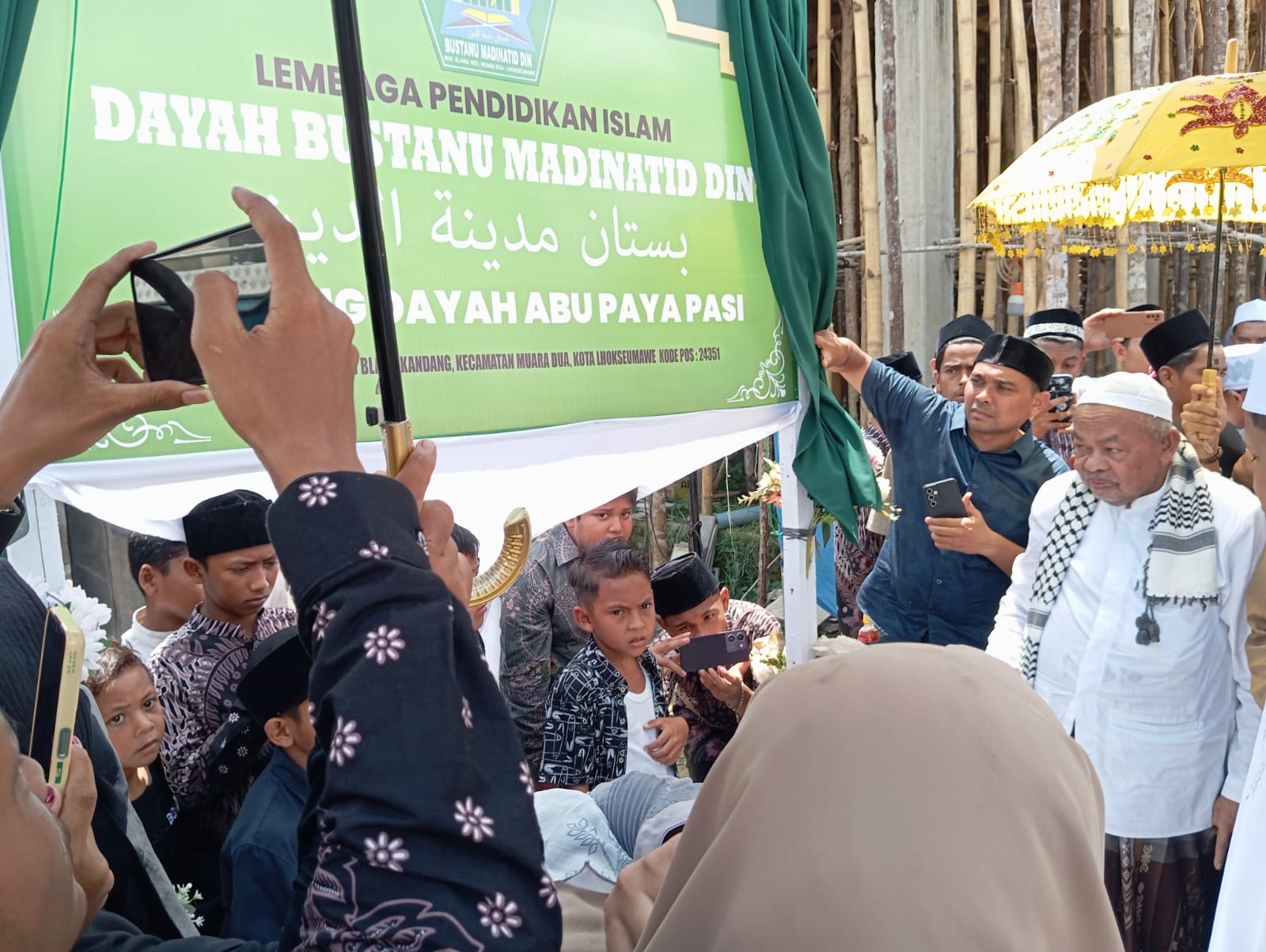 Abu Paya Pasi melakukan peusijuk (tepung tawar) Dayah Bustanu Madinatid Din di Gampong Blang Kecamatan Muara Dua, Lhokseumawe, Selasa (14/5). Waspada/ist