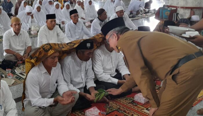 Pj Bupati Peusejuk Dan Lepas Keberangkatan Jamaah Haji Aceh Singkil