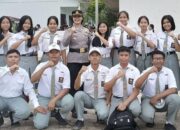 Kapolsek Siantar Marihat AKP Relina Lumbangaol (lima kiri berdiri) pose bersama para siswa-siswi dan lainnya usai bertindak sebagai pembina upacara dalam memperingati Harkitnas ke-116 di SMAN 1, Jl. Parsoburan, Pematangsiantar, Senin (20/5).(Waspada-Ist).