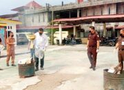 Kajari Nisel, Dr. Rabani Halawa, SH, MH memimpin pemusnahan barang bukti tindak pidana Narkoba dan tindak pdana umum lainnya, Selasa (14/5). Waspada/Budihati Gowasa 