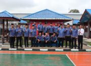 Kepala Rutan Tarutung, Ismet Sitorus bersama para pejabat struktural dan pegawai foto bersama usai menggelar Upacara Hari Kebangkitan Nasional di Lapangan Upacara Rutan Tarutung, Senin (20/5). Waspada/ist