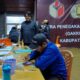 Proses penerimaan pendaftaran PKD di kantor Bawaslu Toba, Senin (20/5). Waspada/Ramsiana Gultom