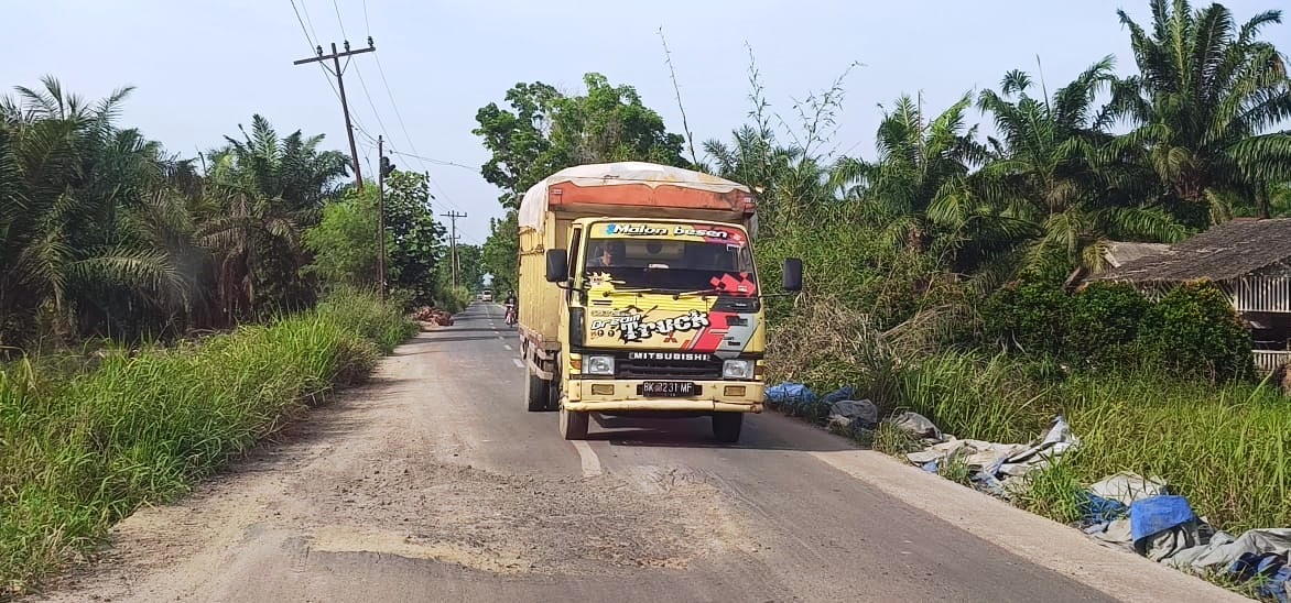 Kondisi ruas jalan proyek multiyears Belidaan-Dolok Masihul baru saja dibangun sudah rusak. Waspada/Darmawan