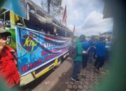 Salah satu spanduk yang dibawa pengunjuk rasa dari KNPI Simalungun di kantor KPU Simalungun, Senin (20/5) berbunyi: KPU Simalungun kerbau putih untuk dagangan, Bagai kerbau dicucuk hidungnya, gagal laksanakan demokrasi untuk rakyat.(Waspada/Hasuna Damanik).