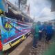 Salah satu spanduk yang dibawa pengunjuk rasa dari KNPI Simalungun di kantor KPU Simalungun, Senin (20/5) berbunyi: KPU Simalungun kerbau putih untuk dagangan, Bagai kerbau dicucuk hidungnya, gagal laksanakan demokrasi untuk rakyat.(Waspada/Hasuna Damanik).